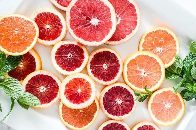 Grejpfrut i jego właściwości. Dlaczego warto włączyć go do swojej diety?