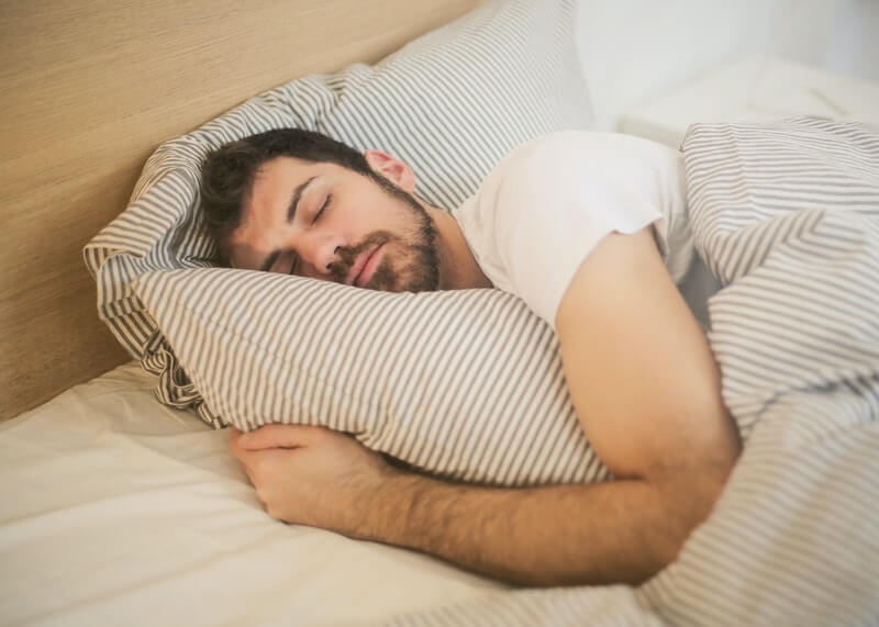 Śpiący mężczyzna. Zegar medycyny chińskiej