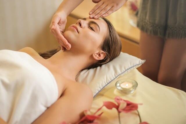 Refleksoterapia stóp, twarzy i dłoni – jak masować i stymulować określone punkty na ciele?