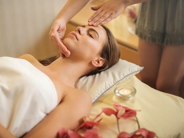 Refleksoterapia stóp, twarzy i dłoni – jak masować i stymulować określone punkty na ciele?